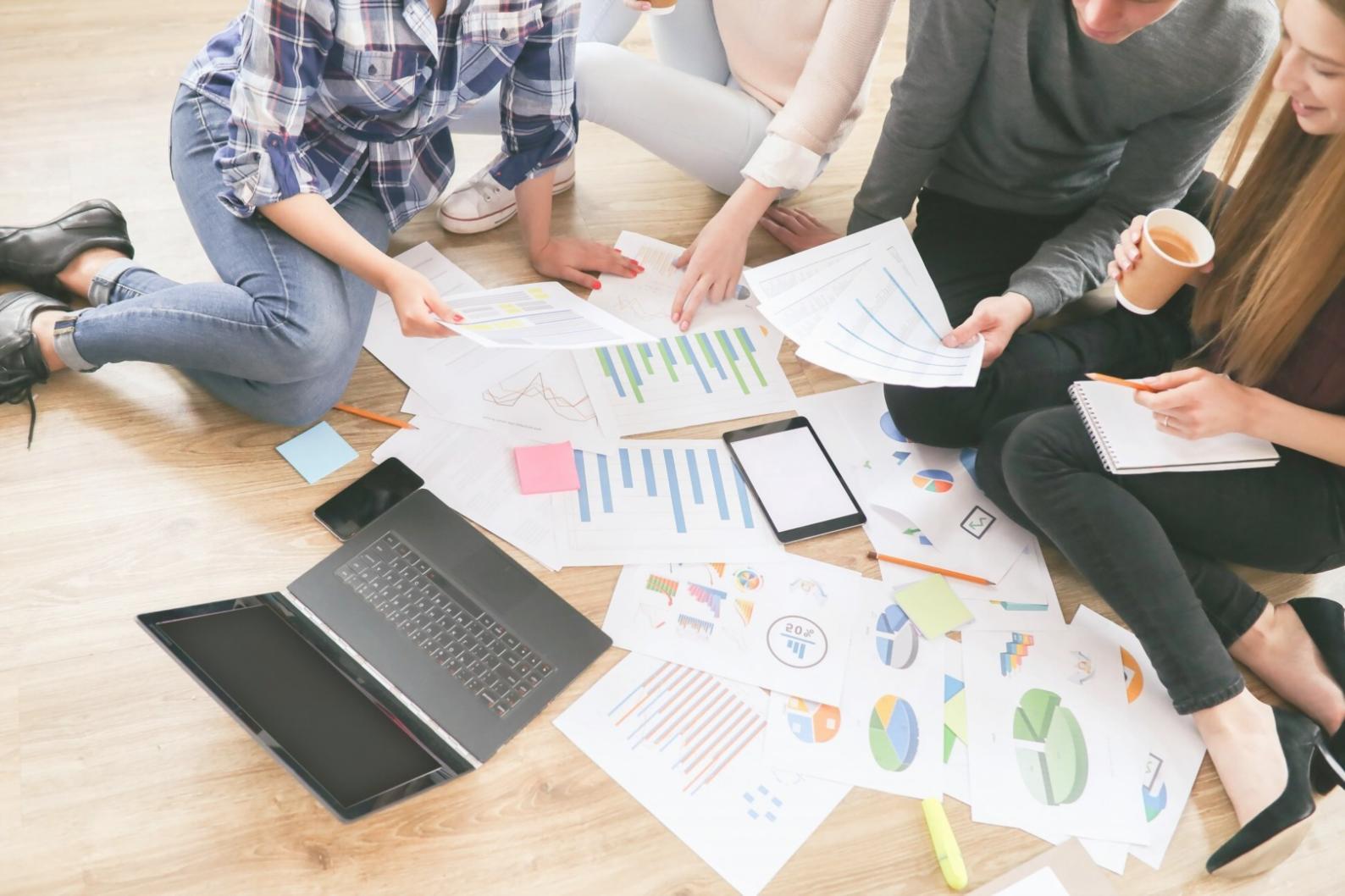 Étudiant consultant des ressources financières à la bibliothèque