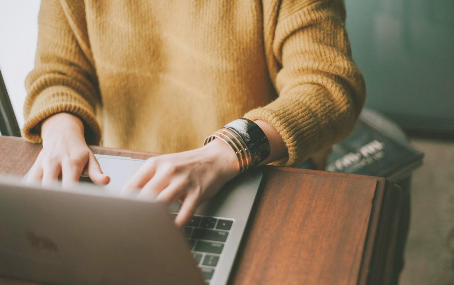 Espace de travail avec ordinateur et documents financiers organisés