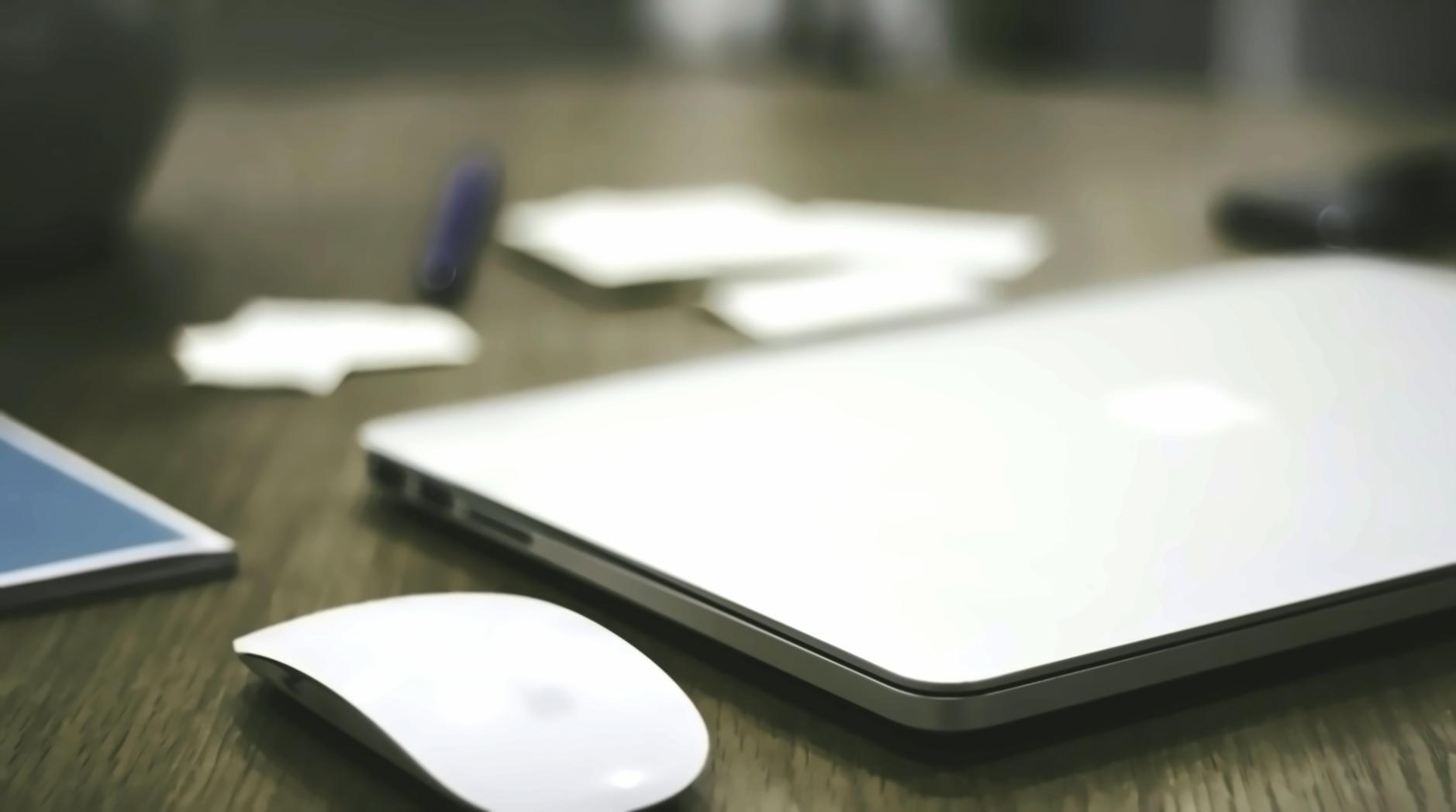 Gestion du budget étudiant avec calculatrice et documents financiers
