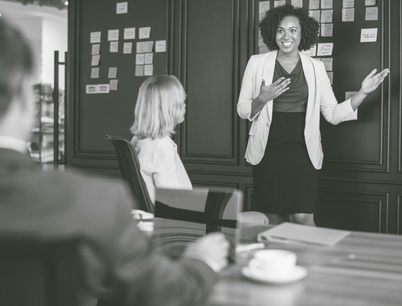 Consultation financière entre professionnel et client autour de documents budgétaires